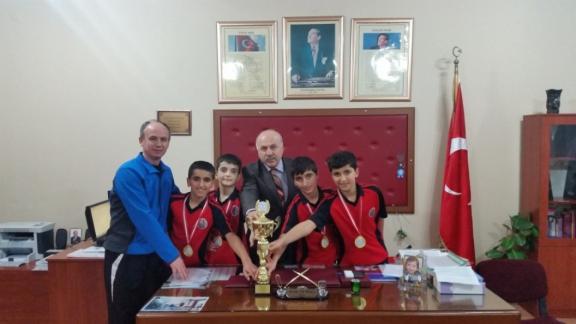 Bafra Atatürk Ortaokulu Yıldız Erkek Badminton Takımı Samsun Birincisi.