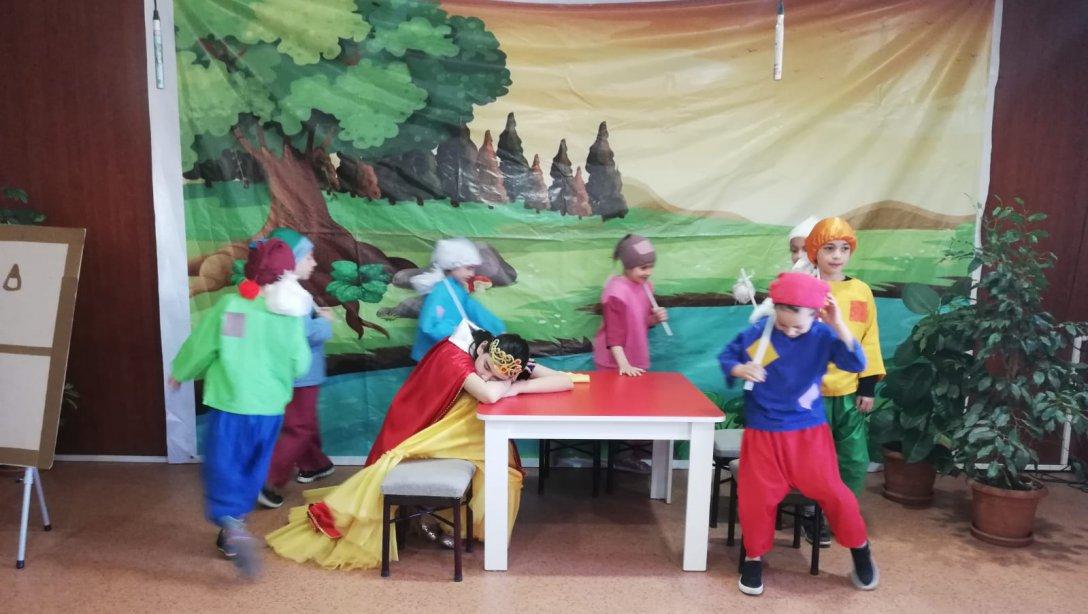 İlçemiz Şehit Burak Perçin ilkokulu'nda  'Ailemle İş'te Oyun', 'Stem'  ve İngilizce Tiyatro Gösterimi Yapıldı.