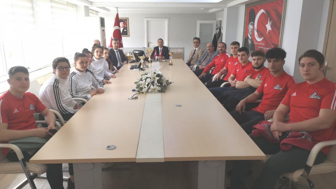 Gururumuz Ragbi Takımı Öğrencilerimize Kaymakamımız Cevdet ERTÜRKMEN ve Belediye Başkanımız Hamit KILIÇ Desteği.