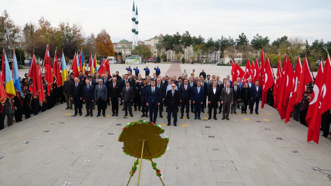 İlçemiz Mustafa Kemal Ortaokulu Tarafından Hazırlanan 24 Kasım Öğretmenler Günü Çelenk Sunma ve Kutlama Programı Gerçekleştirildi 