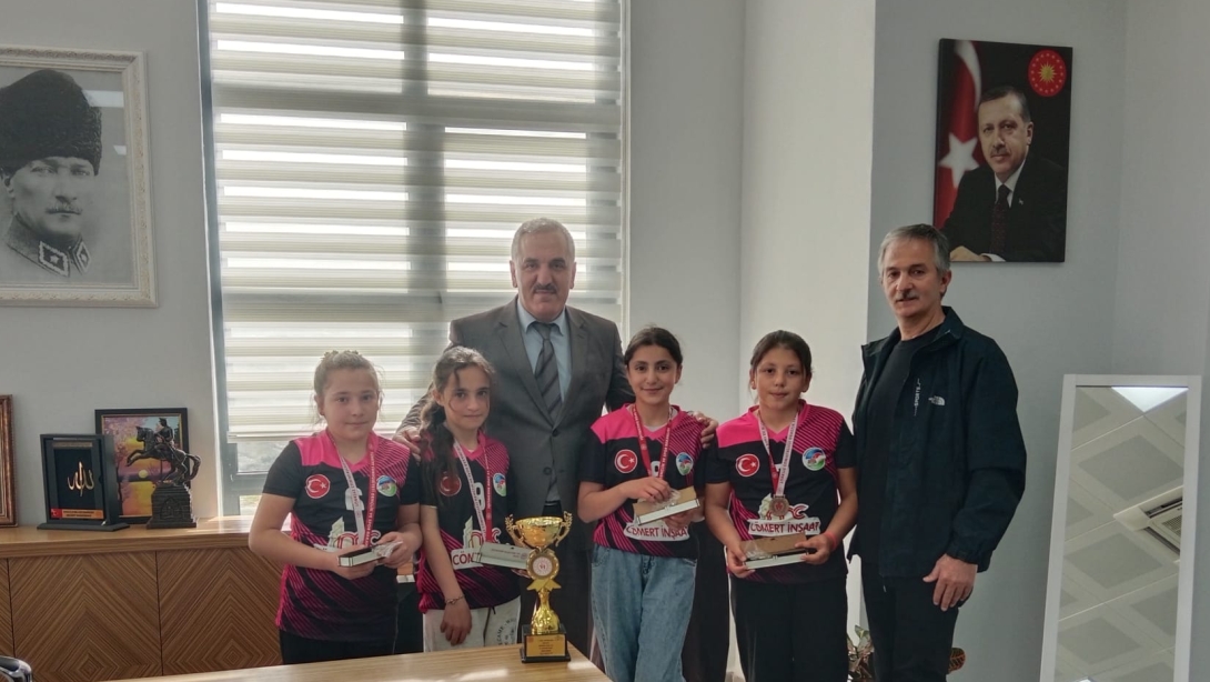 Bocce İl Müsabakalarında İl üçüncüsü olan Dededağı Şehit İsa Kurt Ortaokulu Öğrencilerimiz İlçe Milli Eğitim Müdürümüz Sayın Mehmet DEĞERMENCİ ziyaret ettiler.