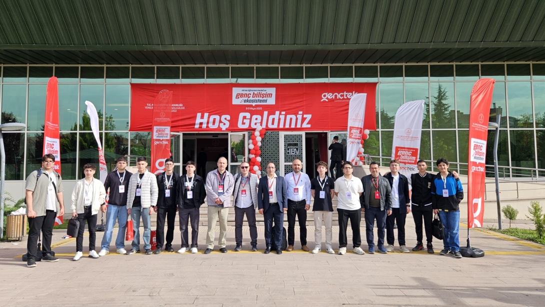 GençTek Zirvesi Başladı! Öğrencilerimiz ve Öğretmenimiz Sahnede! 
